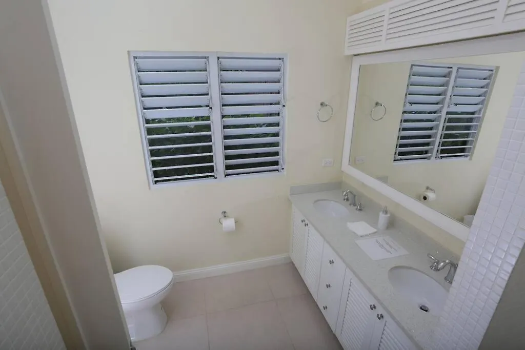 Richmond - Heroes Villa, Ac, Security, Access To Pool, Playground & Private Beach - Welcome Breakfast Basket Jamaica